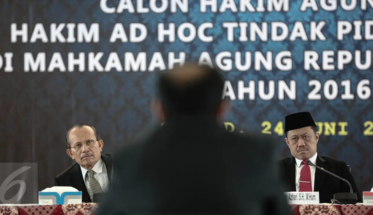 Ketua Komisi Yudisial Aidul Fitriciada Azhari (kanan) dalam wawancara terbuka di Auditorium Komisi Yudisial, Jakarta, Senin (20/6).Tes wawancara dilakukan oleh para panel serta pakar hukum dan negarawan. (Liputan6.com/Faizal Fanani)
