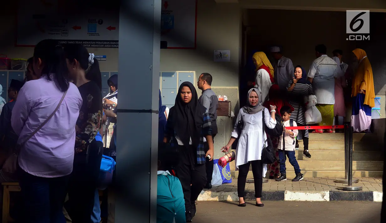 Suasana Keluarga dan rekan dari para tahanan di Rumah Tahanan Kelas 1 Jakarta Timur cabang Rutan KPK, Jakarta, Jumat, (15/6). Para keluarga melakukan kunjungan Tahanan KPK dalam rangka Hari Raya Idul Fitri 1439 Hijriah. (Liputan6.com/Johan Tallo)