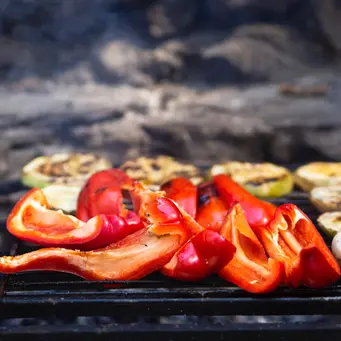 Paprika panggang smoked garlic cocok disajikan untuk berbagai suasana, mulai dari BBQ santai, piknik, hingga makan malam hangat di rumah.
