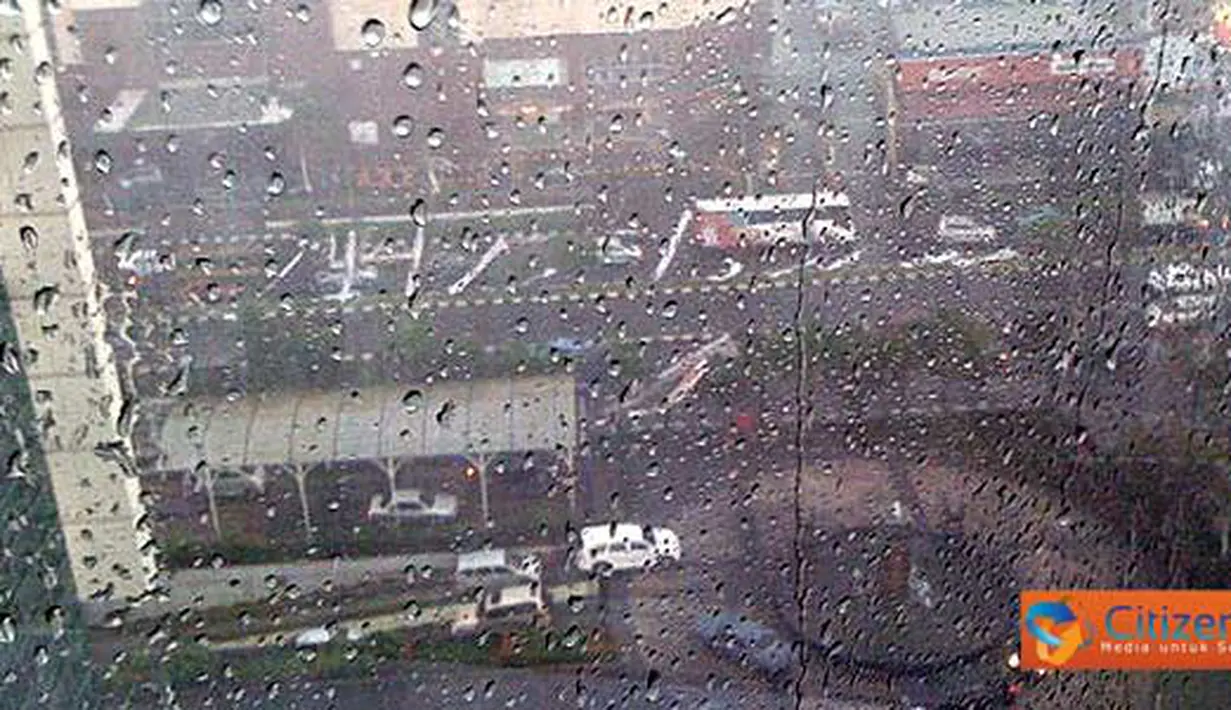Tiang lampu jalan di depan Mal Senayan City rubuh.

Foto : Spiderio