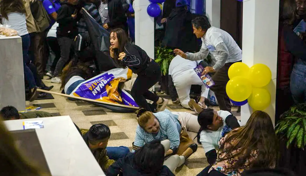 Dilansir The Guardian, Kamis (10/8/2023), Lasso mengatakan "Marah dan terkejut dengan pembunuhan capres Fernando Villavicencio. Solidaritas dan belasungkawa saya kepada istri dan putrinya. Demi kenangan dan perjuangannya, saya meyakinkan Anda bahwa kejahatan ini akan dihukum." (API via AP)