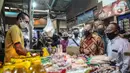 Menteri Koperasi dan Usaha Kecil dan Menengah (UKM) Teten Masduki meninjau pedagang Pasar Cempaka Putih, Jakarta, Kamis (11/6/2020). Kunjungan Menkop UKM tersebut untuk mengecek kondisi perdagangan pasar saat PSBB Transisi. (Liputan6.com/Faizal Fanani)