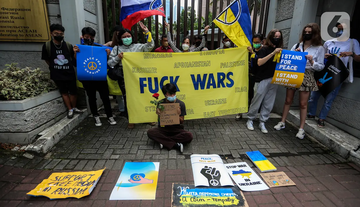 Masyarakat dari "Solidaritas untuk Rakyat Ukraina" melakukan unjuk rasa di depan Kedutaan Besar (Kedubes) Rusia, Jakarta, Jumat (4/3/2022). Mereka menyerukan kepada Dubes Rusia di Indonesia untuk bersuara menghentikan serangan yang dilakukan Rusia terhadap Ukraina. (Liputan6.com/Johan Tallo)