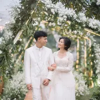 Adinda Azani memaksimalkan kebaya putihnya yang dipakai saat akad ala pengantin Sunda yang bisa berubah jadi gaun modern (Foto: Instagram @@dindazani)