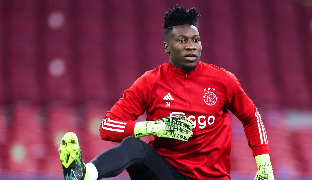 Andre Onana. Kiper asal Kamerun berusia berusia 25 tahun ini telah memperkuat Ajax sejak musim 2016/2017 dan telah tampil dalam 204 laga di semua ajang dengan mencatat 80 clean sheet. Saat ini tengah menjalani hukuman larangan bermain selama 1 tahun akibat kasus doping. (AFP/Kenzo Tribouillard)