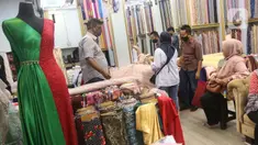 Aktvitas jual beli bahan tekstil di Pasar Tanah Abang, Jakarta, Sabtu (27/11/2021). Utilisasi industri tekstil dan produk tekstil dalam negeri menunjukkan kinerja yang positif menjelang akhir 2021, berada di posisi 80 - 85 persen pada awal kuartal IV/2021. (Liputan6.com/Angga Yuniar)