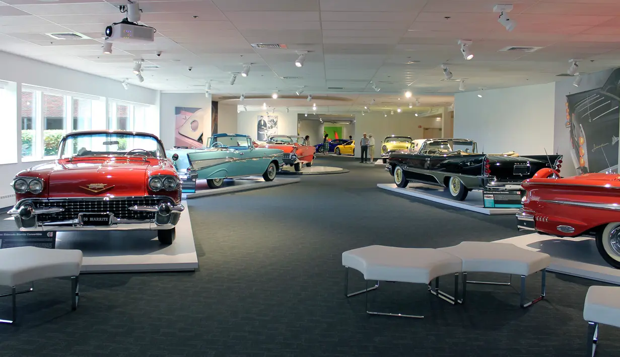 Sejumlah mobil tua dan klasik dipajang di Newport Car Museum di Portsmouth (13/6). (AP Photo / Michelle R. Smith)