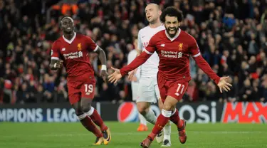 Pemain Liverpool, Mohamed Salah berselebrasi setelah berhasil mencetak gol ke gawang Spartak Moscow pada matchday terakhir Grup E Liga Champions di Stadion Anfield, Kamis (7/12). Liverpool menang 7-0 dan lolos ke babak 16 besar. (AP/Rui Vieira)