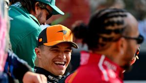 Pembalap Spanyol dari Aston Martin, Fernando Alonso (atas), pembalap Inggris dari McLaren, Lando Norris (tengah), dan pembalap Inggris dari Ferrari, Lewis Hamilton (kanan), berbincang-bincang menjelang Grand Prix Formula Satu Abu Dhabi di Sirkuit Yas Marina di Abu Dhabi pada 7 Desember 2025.
(Andrej ISAKOVIC/AFP)