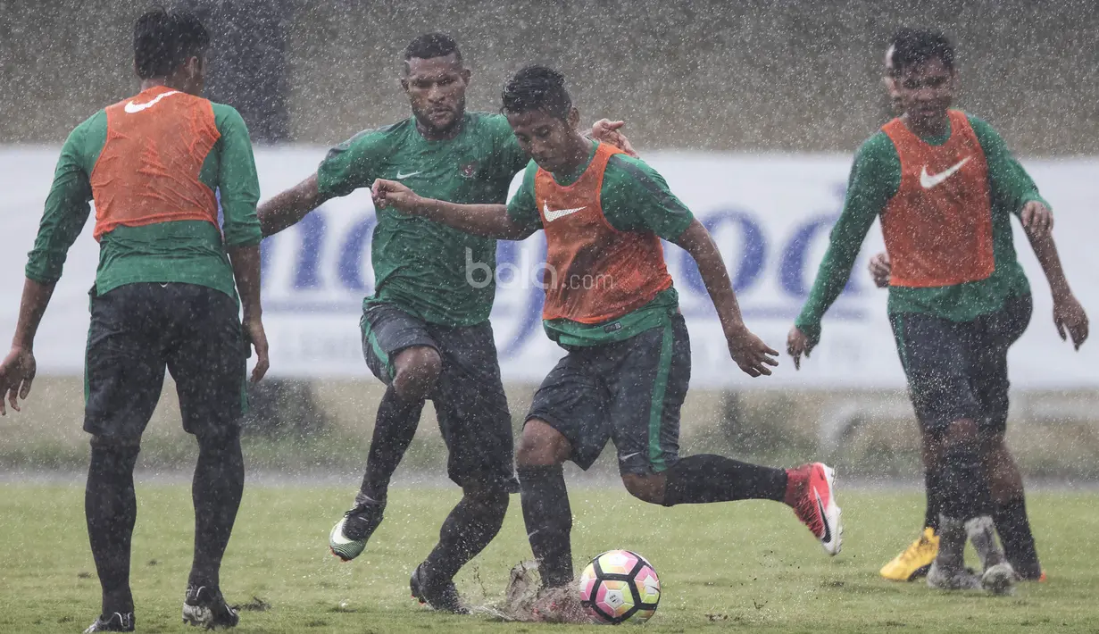 Bek Timnas Indonesia U-22, Bagas, Putu Gede, berebut bola dengan Marinus Wanewar, saat latihan jelang SEA Games 2017 Malaysia di Stadion I Wayan Dipta, Bali, Sabtu (8/7/2017). (Bola.com/Vitalis Yogi Trisna)