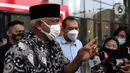 Mantan Ketua KPK, Taufiqurrahman Ruki memberi keterangan sesaat sebelum meninggalkan Gedung Merah Putih KPK, Jakarta, Senin (7/12/2020). Kedatangannya untuk mengikuti diskusi menyusul berlakunya UU No.19 Tahun 2019 yang menitikberatkan upaya pencegahan korupsi. (Liputan6.com/Helmi Fithriansyah)