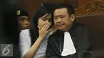 Terdakwa Jessica Kumala Wongso berbincang dengan kuasa hukumnya saat menjalani sidang lanjutan kasus kematian Wayan Mirna Salihin di PN Jakarta Pusat, Rabu (27/7). (Liputan6.com/Immanuel Antonius)