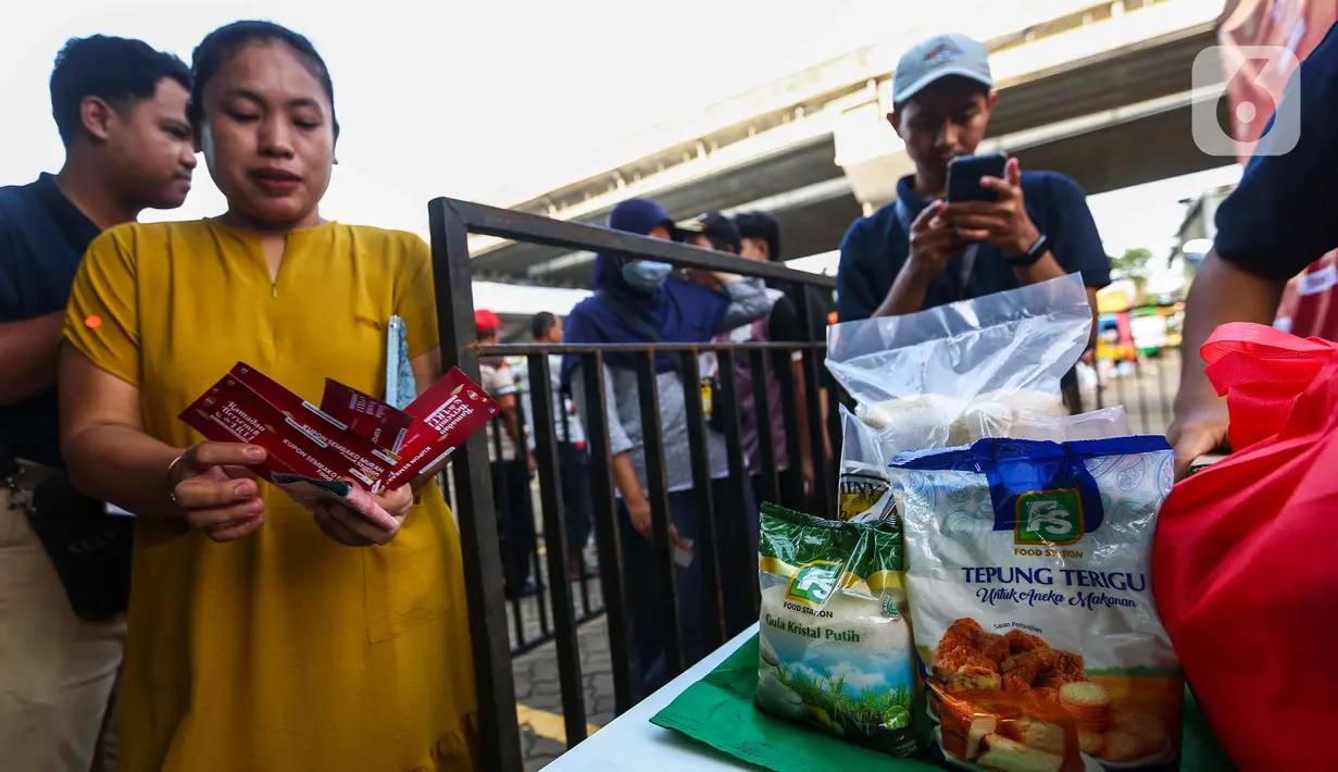 Warga dapat membeli paket sembako dengan harga terjangkau. (Liputan6.com/Angga Yuniar)