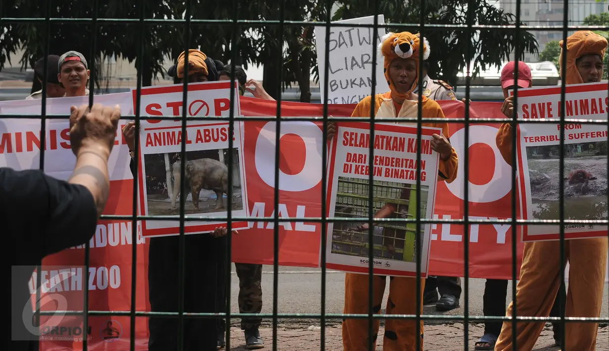 Sejumlah aktivis melakukan aksi di depan Kantor Kementerian Lingkungan Hidup dan Kehutanan, Jakarta, Senin (8/8). Mereka menganggap kebun binatang dan taman safari di Indonesia terlalu banyak mengeksploitasi satwa. (Liputan6.com/Helmi Fithriansyah)