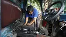 Sopir mengecek kondisi bemo di kawasan Bendungan Hilir, Jakarta, Kamis (22/10/2015). Maraknya perkembangan transportasi online di Ibu Kota membuat keberadaan angkutan bemo kian terpinggirkan akibat kalah bersaing. (Liputan6.com/Immanuel Antonius)