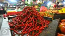Salah satu kios penjual cabai di kawasan Tangerang, Jumat (6/1). Melonjaknya harga cabai dikarenakan curah hujan yang cukup tinggi yang terjadi saat ini. (Liputan6.com/Angga Yuniar)