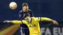 Gelandang Tottenham Hotspur, Harry Winks (kanan) berduel udara dengan bek Dinamo Zagreb, Sadegh Moharrami dalam laga leg kedua babak 16 besar Liga Europa 2020/2021 di Maksimir Stadium, Zagreb, Kamis (18/3/2021). Tottenham kalah 0-3 dari Dinamo Zagreb. (AP/Darko Bandic)