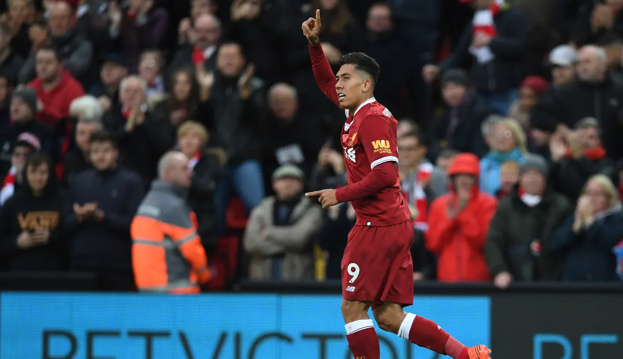 Gaya selebrasi pemain Liverpool, Roberto Firmino usai menjebol gawang Huddersfield Townt pada lanjutan Premier League di Stadion Anfield, Liverpool, (28/10/2017). Liverpool menang 3-0. (AFP/Paul Ellis)
