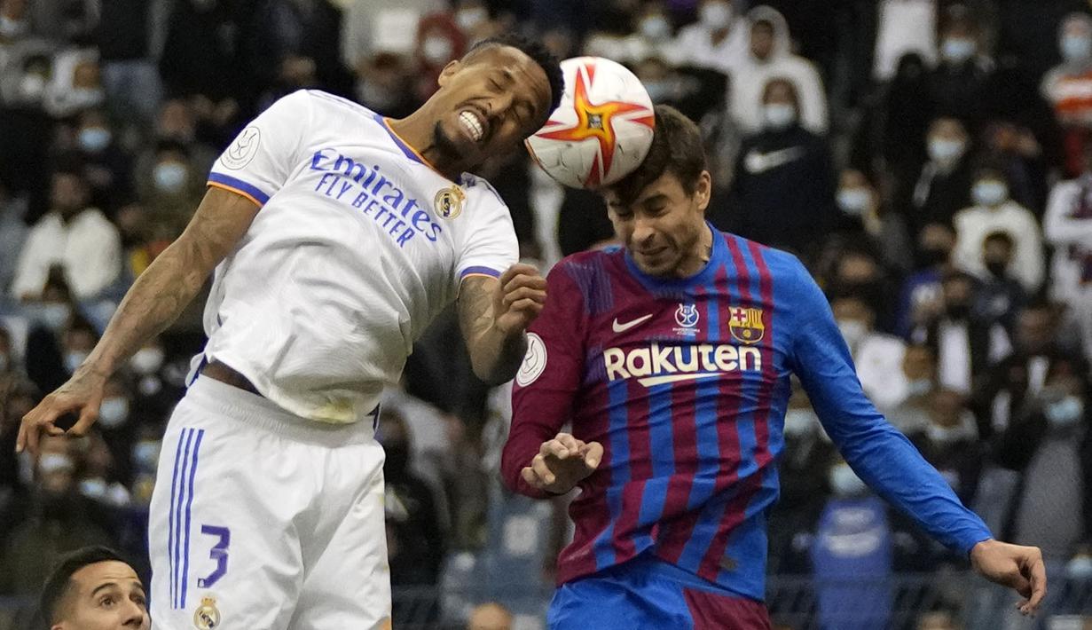 Laga dimulai dengan tempo tinggi. Barcelona dan Real Madrid saling bermain terbuka, namun Los Blancos lebih dominan di 10 menit pertama. (AP/Hassan Ammar)