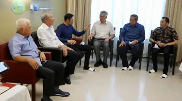 PM Singapura, Lee Hsien Loong (ketiga kanan) saat menjenguk Ani Yudhoyono di National University Hospital, Singapura, Jumat (15/1). Kedatangan PM Lee disambut oleh Susilo Bambang Yudhoyono, Agus Harimurti dan Edhie Baskoro (Liputan6.com/HO/Anung Anandito)