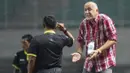 Pelatih Borneo FC, Dragan Djukanovic, melakukan protes terhadap wasit saat laga melawan PS TNI. Sebanyak 36 pelanggaran terjadi saat laga kedua tim berlangsung. (Bola.com/Vitalis Yogi Trisna) 