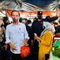 Presiden Joko Widodo (Jokowi) membeli cabai di Pasar Baru Tanjung Enim Kabupaten Muara Enim Sumsel (Dok. Biro Pers, Media, dan Informasi Sekretariat Presiden / Nefri Inge)