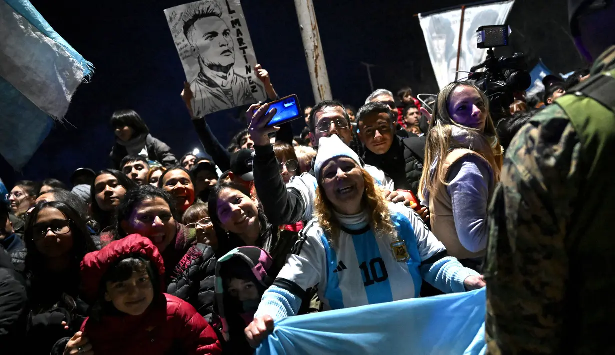 Ratusan orang berdiri di pinggir jalan menyambut kepulangan Lionel Messi dkk. (Luis ROBAYO/AFP)