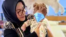 <p>Dalam beberapa unggahan di media sosial, terlihat Princess R mengenakan turban lucu yang membuatnya tampak semakin menggemaskan. Pilihan warna-warna pastel seperti pink, beige, dan putih memberi kesan feminin dan lembut, sesuai dengan usia Princess R yang masih bayi.</p>