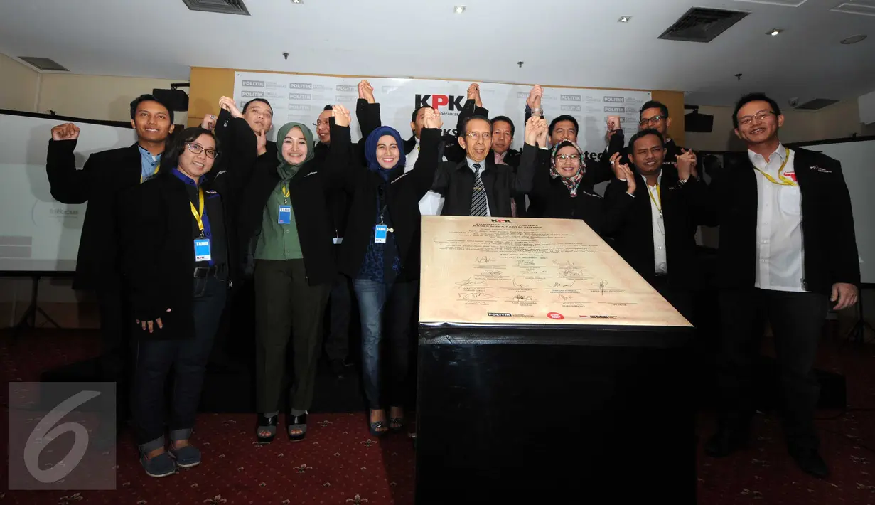 Salah satu Pimpinan KPK, Zulkarnain (tengah) berpose dengan para kader muda partai politik dalam acara Workshop di gedung KPK, Jakarta, (12/11/2015). Kpk ingin tanamkan mental pemilih yang berintegritas. (Liputan6.com/Helmi Afandi) 