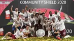 Para pemain Arsenal merayakan trofi Community Shield usai pertandingan melawan Liverpool di stadion Wembley di London, Sabtu, (29/8/2020). Arsenal mengalahkan Liverpool 5-4 dalam adu penalti setelah pertandingan berakhir seri 1-1. (Justin Tallis / Pool via AP)