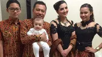 Anang Hermansyah bersama istri serta anak-anak tercintanya. (foto: instagram.com/ashanty_ash)
