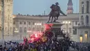 Suporter merayakan keberhasilan Inter Milan menjuarai Liga Italia musim 2024 di Kota Milan, Minggu (28/4/2024).  (Claudio Furlan/LaPresse via AP)
