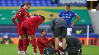 Bek Liverpool, Joel Matip, dipastikan tak akan bermain lagi di sisa pertandingan musim ini karena cedera kaki. (AFP/Jon Super)