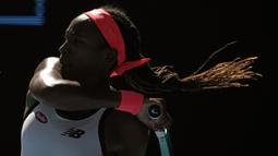 Petenis Amerika Serikat, Coco Gauff mengembalikan bola ke arah petenis Amerika Serikat, Bernarda Pera saat laga putaran ketiga Australia Open 2023 di Melbourne, Australia, Jumat (20/01/2023). (AP Photo/Aaron Favila)