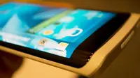 Smartphone Layar Lengkung Pertama Samsung Siap Meluncur