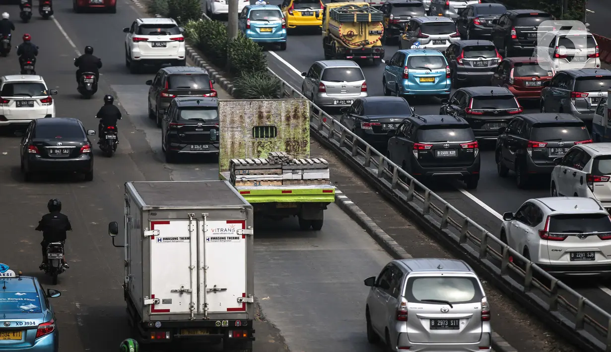 Sejumlah kendaraan terjebak kemacetan di Jalan Gatot Subroto, Jakarta, Rabu (31/8/2022). Syafrin menyebut saat ini pihaknya tengah mempersiapkan uji publik pengaturan jam kerja. Hasil uji publik itu, kata Syafrin, akan disampaikan ke Gubernur DKI Anies Baswedan untuk ditelaah lebih lanjut. (Liputan6.com/Faizal Fanani)