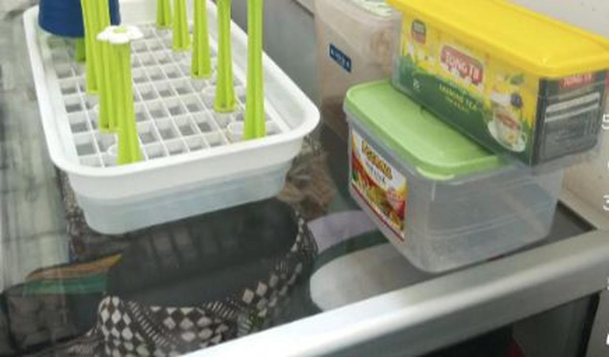 Selama persediaan masih ada, telah disediakan air minum, kopi, teh lengkap dengan gulanya setiap hari.&nbsp;<br>