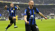 Pemain Inter Milan, Davide Frattesi (kanan) melakukan selebrasi setelah mencetak gol kemenangan ke gawang Hellas Verona pada laga lanjutan Liga Italia 2023/2024 di Giuseppe-Meazza Stadium, Milan, Italia, Sabtu (07/01/2023) dini hari WIB. (AP Photo/Antonio Calanni)