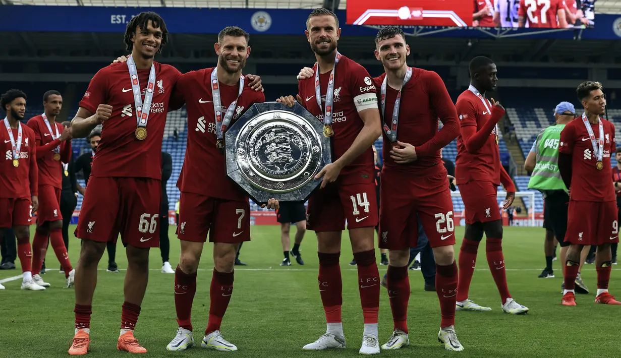 Pemain Liverpool Trent Alexander-Arnold (kiri), James Milner (kedua kiri), Jordan Henderson (kedua kanan), dan Andrew Robertson melakukan selebrasi setelah memenangkan pertandingan sepak bola FA Community Shield melawan Manchester City di King Power Stadium, Leicester, Inggris, 30 Juli 2022. Liverpool sukses meraih trofi Communiy Shield usai mengalahkan Manchester City dengan skor 3-1. (AP Photo/Leila Coker)