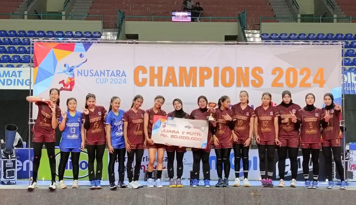 Selebrasi para pemain Kharisma Premium Bandung di atas podium dengan trofi dan hadiah uang sebagai runner-up Kejuaraan Bolavoli Nusantara Cup 2024 setelah kalah 1-3 (25-17, 18-25, 15-25 dan 24-26) dari Petrokimia Gresik pada laga final kategori putri di GOR UNY Yogyakarta, Sabtu (23/3/2024). (Dok. PBVSI)