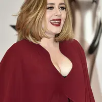 Meskipun itu, banyak orang dan pengunjung toko yang tidak mengetahui identitas Adele. Karena itulah, Adele masih bisa melarikan diri dari kerumunan orang agar menghindari rasa malu. (AFP/Bintang.com)