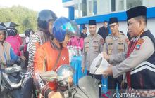 Polda Kalsel dan Mahasiswa Bersinergi Bagikan 500 Paket Takjil di Banjarbaru