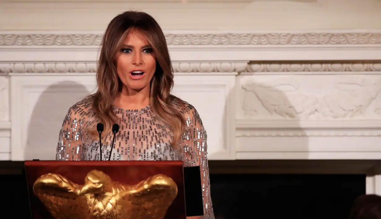 Ibu Negara AS Melania Trump menyampaikan sambutan pada acara jamuan makan malam White House Historical Association di Gedung Putih, Jumat (15/9). Pada acara itu Melania mengenakan gaun super mewah rancangan Monique Lhullier. (AP Photo/Manuel Balce Ceneta)