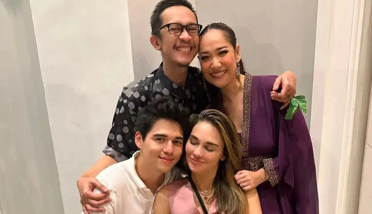 Tampil bersama beberapa teman seleb, Luna Maya dan Maxime berpose menggemaskan. Maxime tampil sederhana dengan polo shirt putih dipadu celana jeans, sedangkan Luna Maya cantik dibalut atasan tanpa lengan berwarna merah muda dan celana jeans. [Foto: Instagram/lunamayaoffc]