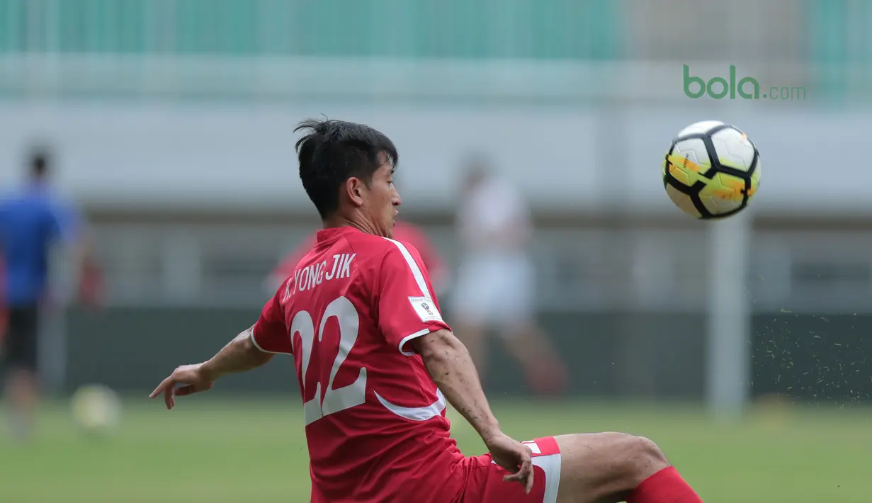 Aksi seorang pemain Korea Utara saat melakukan sesi uji coba lapangan di Stadion Pakansari, Bogor, (26/4/2018). Korea Utara akan mengikuti ajang PSSI Anniversarry Cup 2018. (Bola.com/Nick Hanoatubun)