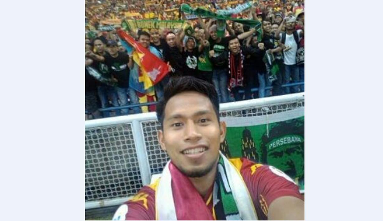 Andik Vermansah berselfie ria bersama Bonek yang hadir di final Piala Malaysia 2015 di Stadion Shah Alam, Selangor, Sabtu (12/12/2015). (Twitter)