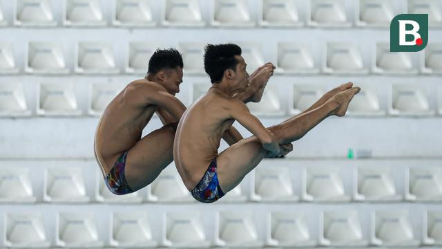 Foto: Penampilan Kompak Pasangan Senior Andriyan dan Adityo di Loncat Indah Kejurnas Akuatik 2026