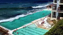 Kolam renang Icebergs di Sydney, Australia. kola renang ini sangat dekat dengan laut dan tidak jarang ombak laut memenuhi isi air kolam disini, hal ini yang membuat banyak orang mengunjungi tempat ini. (tri-athlete.nl)