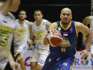 Kapten Satria Muda Pertamina, Arki Dikania Wisnu, menjadi salah satu pemain yang paling menonjol saat mengalahkan Prawira Bandung pada laga IBL 2022 di Hall Basket GBK, Jakarta, Jumat (21/01/2022).(Bola.com/M Iqbal Ichsan)