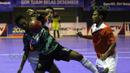 Pemain Vamos Mataram, Niko Wijaya (kiri), berebut bola dengan pemain Bintang Timur Surabaya dalam laga Seri III Grup B Wilayah Timur Pro Futsal League 2016 di GOR 17 Desember, Mataram, NTB, Sabtu (12/3/2016). (Bola.com/Arief Bagus)